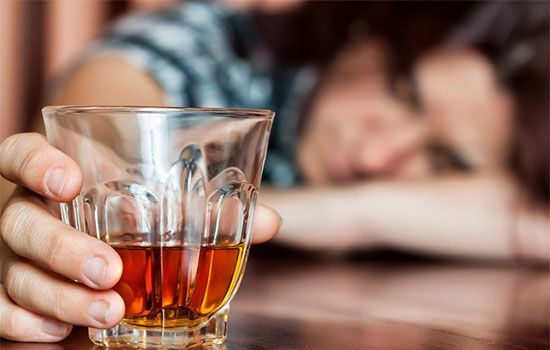 عوارض خوردن الکل و علائم ظاهری مصرف کننده | الکل مفید است یا مضر؟