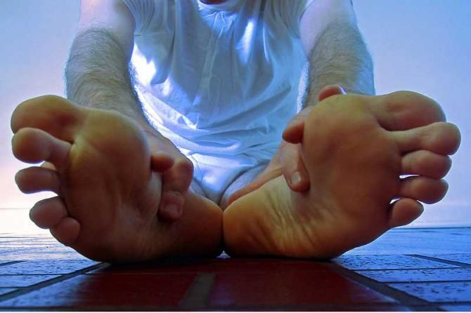 بهترین درمان ها برای مشکل بی قراری پا | سندرم پای بی قرار چیست؟